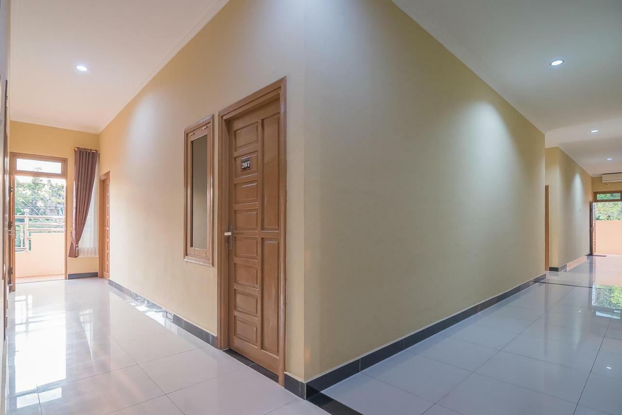 เรดดอร์ซ พลัส เนียร์ ชัมซูดิน นูร์ แอร์พอร์ต 3 Hotel Banjarbaru ภายนอก รูปภาพ